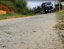 Quảng Trị: Đường bị xe quá tải “cày nát”, đơn vị quản lý làm ngơ?