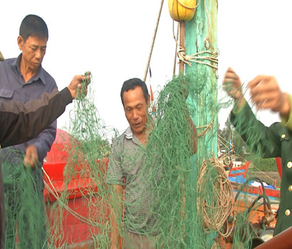 Ngư dân 'tố' tàu cá Trung Quốc vây quanh phá ngư lưới cụ